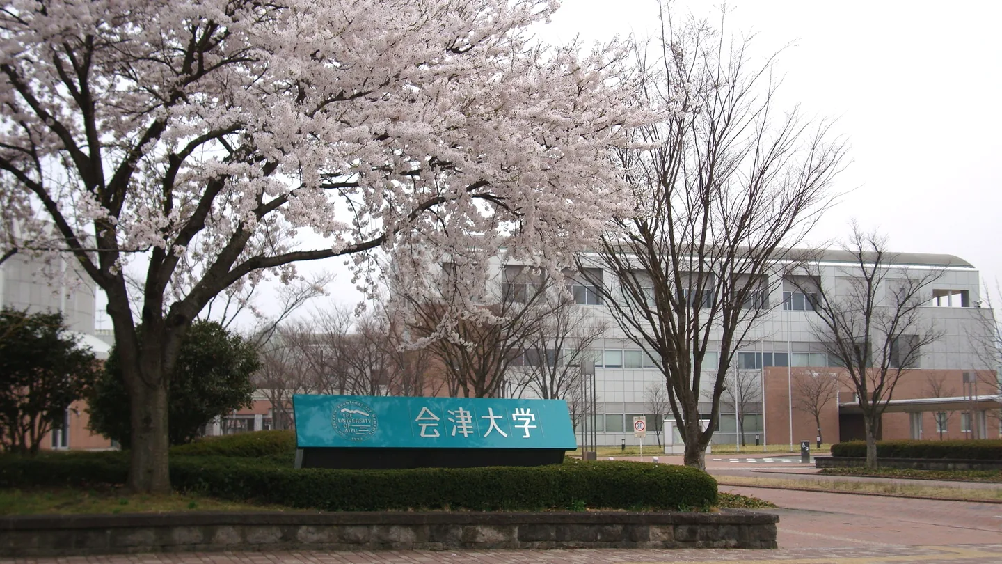University of Aizu saat bunga sakura